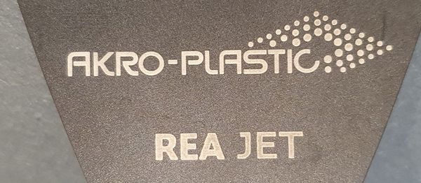Schwarzes PA66 mit 40% Glasfaser und laseraktivem Additiv mittels REA JET FL220 Faserlaser (NIR) beschriftet zeichnet sich durch ein winkelunabhängiges, hohes Kontrastverhältnis aus.
