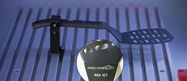 Laser światłowodowy REA JET FL trwale znakuje tworzywa sztuczne za pomocą kontrastowej zmiany koloru.