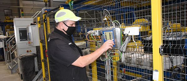 Ralf Giesecke, responsible for control technology and automation, checks the print layout for the respective job on the REA JET TITAN controller