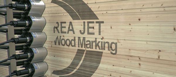 Znakowanie drewna za pomocą drukarki atramentowej dużych znaków REA JET DOD 2.0.
