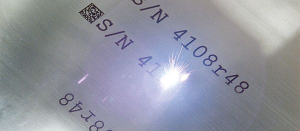 Znakowanie metali za pomocą systemów lasera światłowodowego REA JET FL do znakowania na blachach.