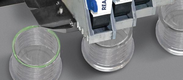 Der REA JET HR appliziert punktgenau Spezial-Primer für das Laserschweißen.