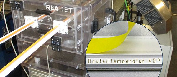 Besonders hohe Einsparpotenziale ergeben sich bei Doppelextrudern und dem Einsatz nur eines Lasermarkierers für die Beschriftung beider Profile direkt im Prozess. Die abgebildeten Fensterprofile aus PVC kennzeichnet ein REA JET CL230 mit 30 Watt Leistung. 