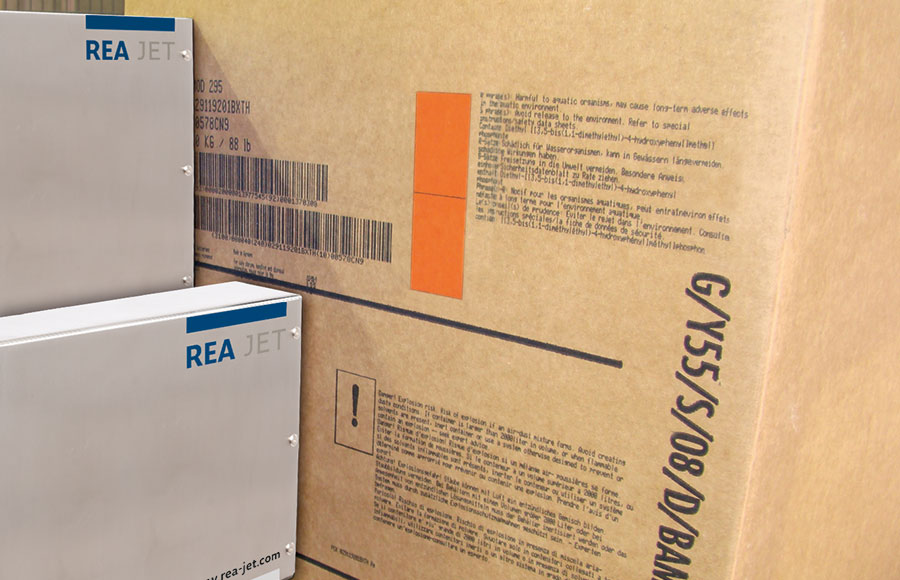 Großlogodruck auf Umverpackungen mit Barcodes, Symbolen und Texten - REA JET GK 2.0