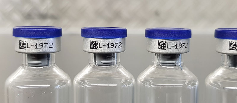 Direktbeschriftung von Injektionsflaschen mit Aluminiumverschlusskappen - REA JET SC 2.0