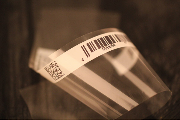 Drukarka atramentowa REA JET HR  drukuje zawartość oznaczeń bezpośrednio na plastiku. Rycina przedstawia metodę „mokro na mokro”.