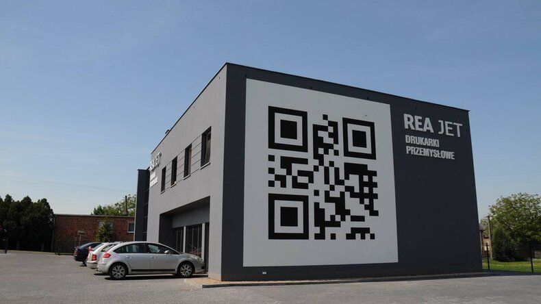 REA Gebäude in Polen mit QR-Code