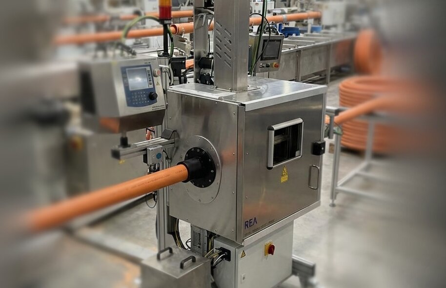 Automatisierte Rohrkennzeichnung: Der REA Laser ExtruMark200 markiert Kunststoff Rohre sicher innerhalb einer Laserklasse-1-Kabine direkt in der Extruderlinie.