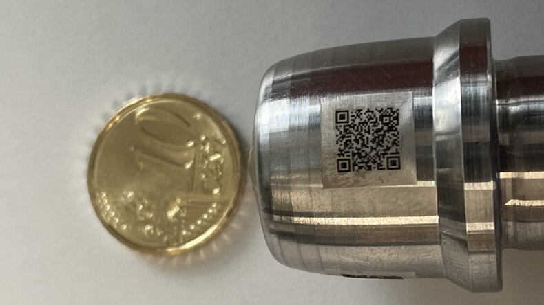Laserbeschriftung von Datamatrix Code auf runde gewölbte Oberflächen mittels REA LC400 Beschriftungslaser