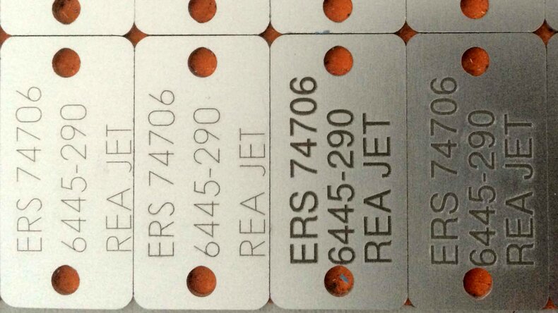 Laserkennzeichnung von Edelstahl Typenschildern