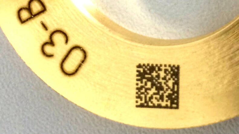 Lasermarkieren von Messing Bauteilen mit Datamatrix Code mittels REA Lasermarkiersystem