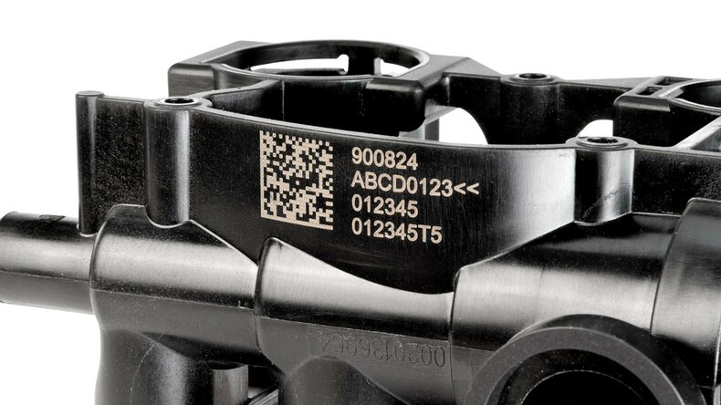Laserbeschriftung von glasfaserverstärktem schwarzem Kunststoff