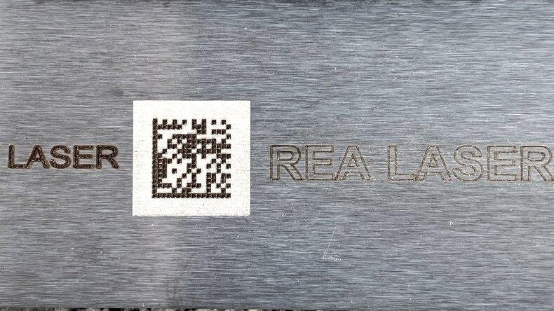 Laserbeschrifteter Datamatrixcode auf gebürstetem Edelstahl mittels REA Beschriftungslaser